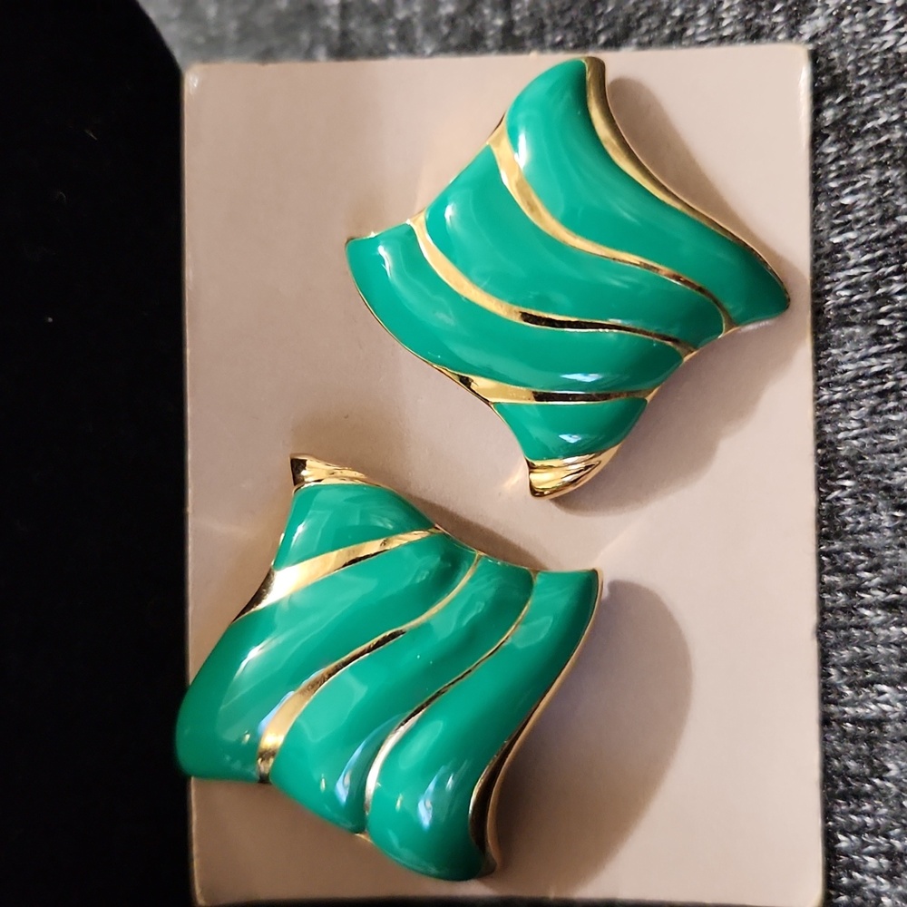 2 vintage earrings, 1 by KJL for Avon, 1 unknown - Picture 3 of 6